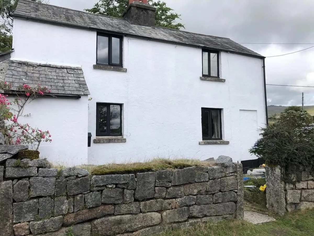 Render repair and exterior repaint of a cottage in Ivybridge